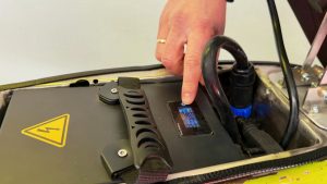 Onboard-Schnellladegerät am prosimo Vespa Umbaukit – Ladekabel wird eingesteckt