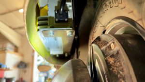 Vespa Elektroumbau prosimo – Detailansicht Rahmen und Ladegerät-Verbauung