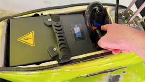 prosimo Akku mit Schnellladeanschluss und integriertem Display im Vespa Umbaukit