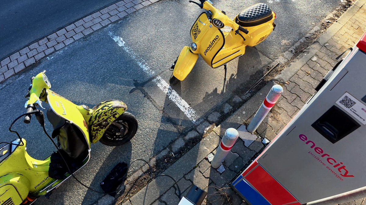 Elektrischer Vespa Roller von prosimo an öffentlicher Ladesäule – Laden unterwegs