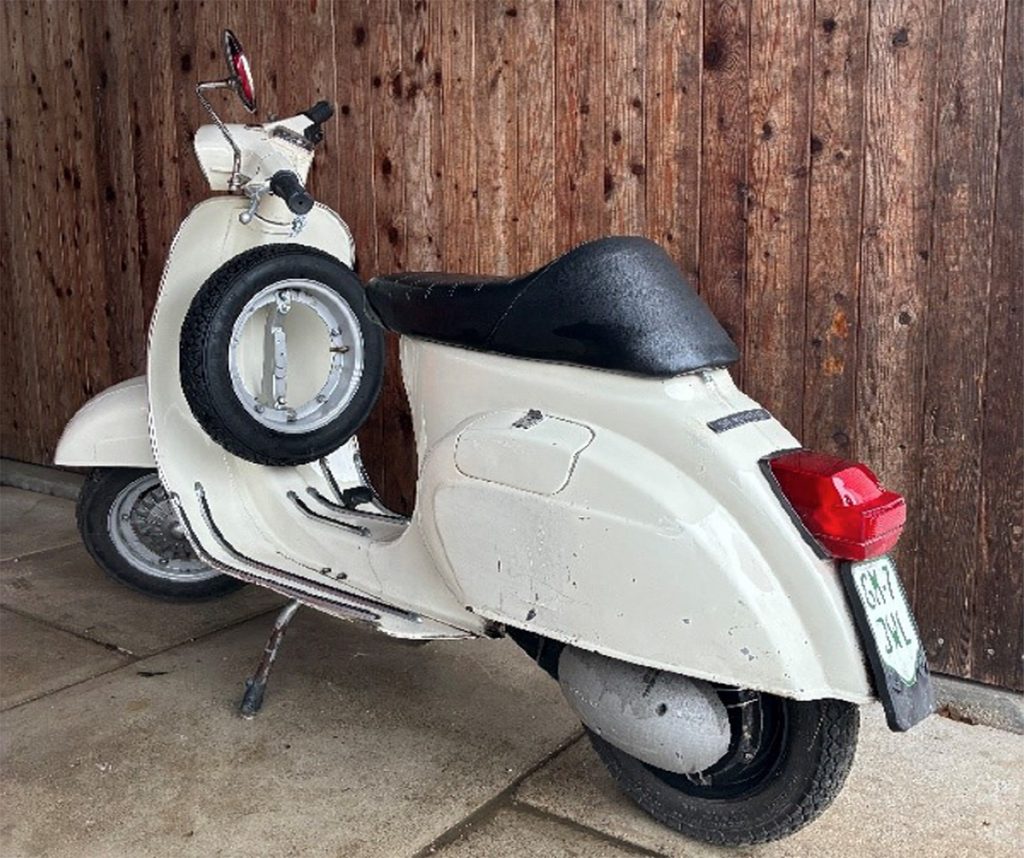 Elektrisch umgebaute Vespa 50 Spezial von hinten, weißes Kennzeichen Österreich