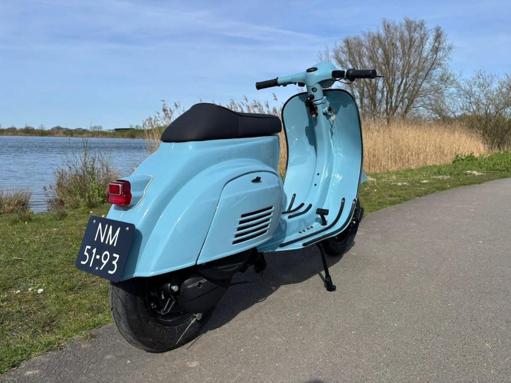 Daniels électrifié prosimo Vespa V50 dans la nature