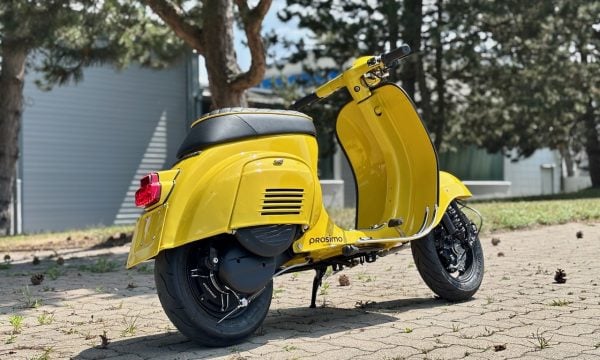 Vespa 50s V5SA1T-136 yellow banana - 1 Vespa 50s V5SA1T-136 yellow banana - 1