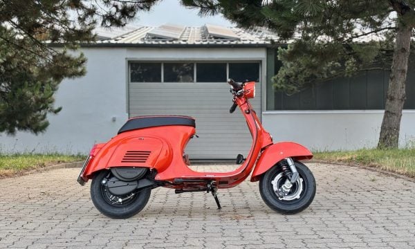 Vespa 50s V5SA1T-135 orange Jasmino - 10 prosimo E-Vespa Vespa 50s V5SA1T-135 orange Jasmino